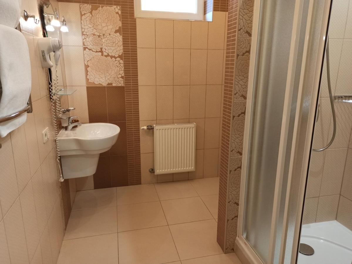 Double Room,1549353403:JPEG